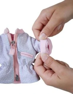 HABA 306547 Kleiderset Pünktchen-Parka, 32 Cm 5 HABA 306547 Kleiderset Pünktchen-Parka, 32 Cm -Trendiger Spielzeugladen 24258290 03