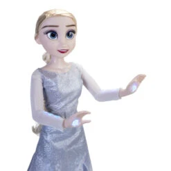 JAKKS PACIFIC Die Eiskönigin 2 - Spielpuppe Elsa - 80 Cm Groß - Mit Funktion 9 JAKKS PACIFIC Die Eiskönigin 2 - Spielpuppe Elsa - 80 Cm Groß - Mit Funktion -Trendiger Spielzeugladen 242727 192995214965 jakks puppe elsa gross 03